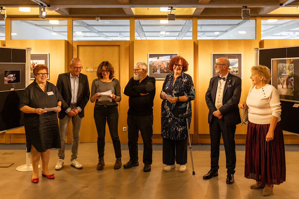 Von links nach rechts: Elke Hülskötter (Vorsitzende Fotoclub Creativ), Bürgermeister Oliver Kellner, Monika Jobst (Beisitzerin Partnerschaftsverein), Jan van Asveldt (Vorsitzender HAFV9, Marie-José Luttikholt (Wethouder Hengelo), Robert Wajlones (Stadtdirektor Chojnice), Hanna Tomaszek (Dolmetscherin)