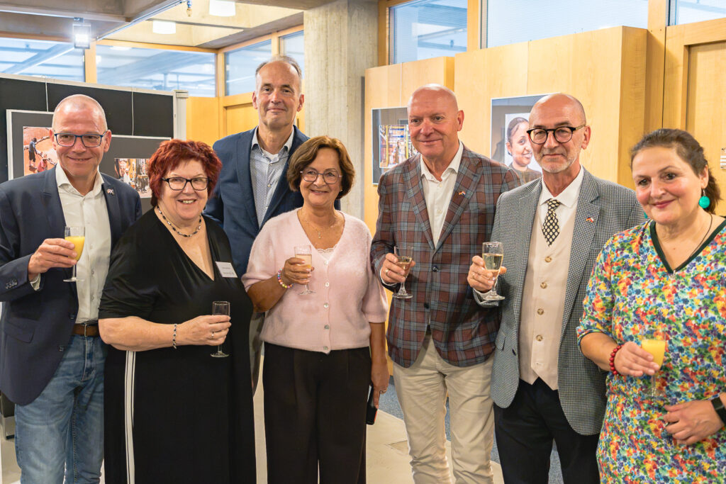 (v.l.): Bürgermeister Oliver Kellner, Elke Hülskötter (Fotoclub Creativ), Chris Rothuizen (Hengelose Amateur Fotografen Vereniging), Waltraud Buchmann (Städtepartnerschaftsverein), Benno Brand (Stadt Hengelo), Robert Wajlonis (Stadt Chojnice) und Eva Kohl (Stadt Emsdetten).